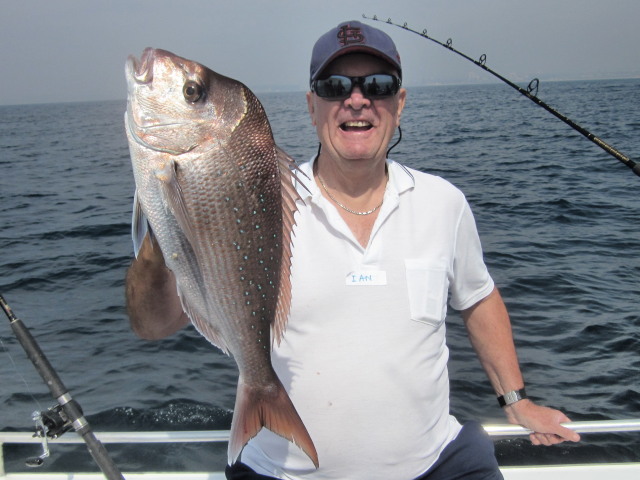 Ian scored the fish or the day, a 60 cm and 2.5 kilo beautiful snapper. Well done!
